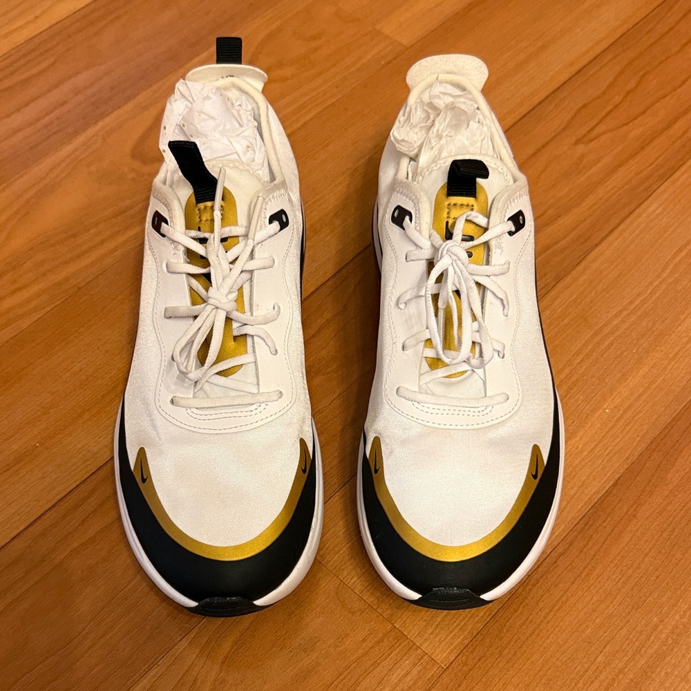 Nike Air Max Día White and Gold Sneakers